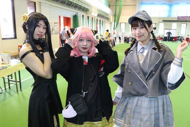 左から鍛冶ガールの声優の津野瑞季さん、DJ あいあいさん、鍛冶ガール声優の菜摘ユリカさん