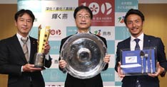 アルビ新潟の島田譲選手が燕市長にJ2優勝とJ1昇格を報告