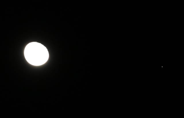 11日午後11時過ぎに左が月、右の中央より少し下に小さく見える点が火星