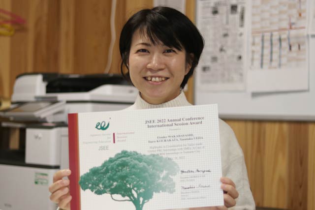 「JSEE 2022 Annual Conference International Session Award」を受賞したつばめいとの若林さん