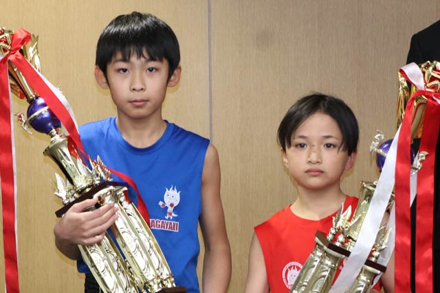 35kg級で優勝の鈴木さん(左)と30kgで優勝の永井さん