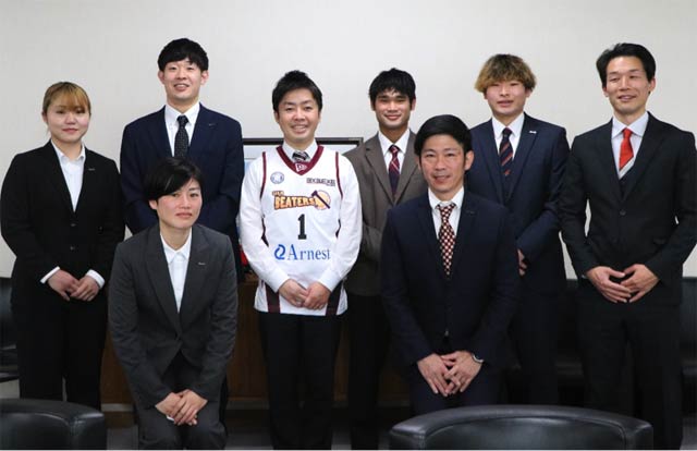 ユニフォーム贈呈をする木村悠杏選手（写真左）と名前入りユニフォーム