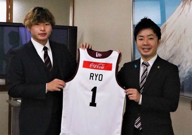 滝沢市長(右)に名前入りユニホームを手渡す木村選手