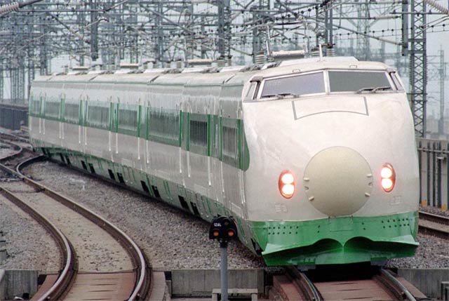 新幹線200系電車 出典：Wikipedia Commons