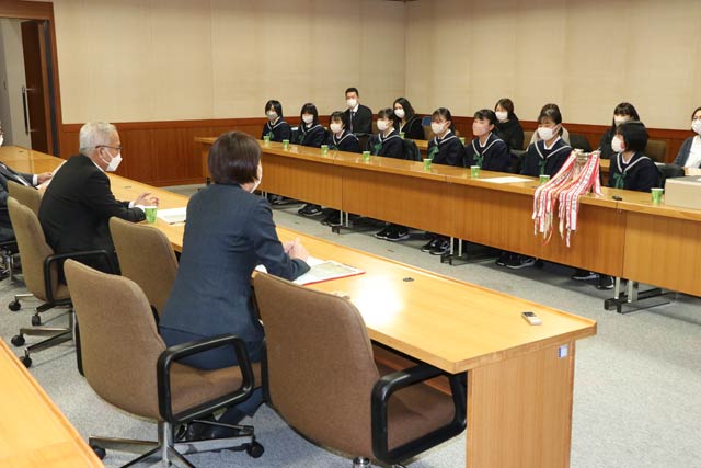 女子卓球部員と藤田市長が歓談