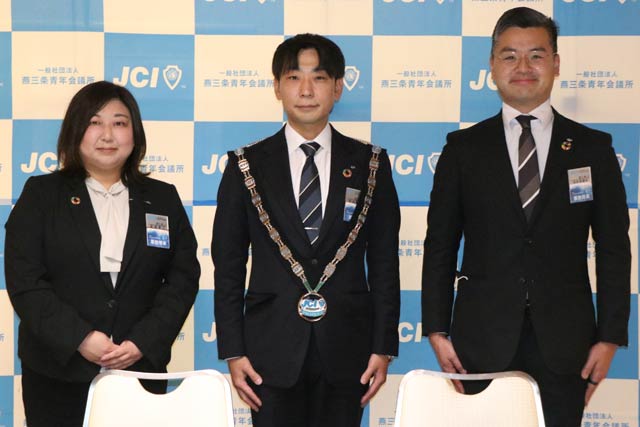 左から高橋専務理事、野崎理事長、海老塚健史事務局長