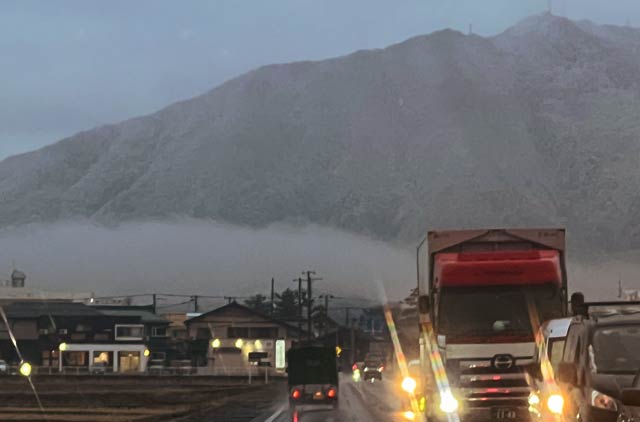 16日夕方には弥彦山のふもとの方が霧のように白く覆われた