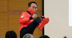 空手の組手の元世界王者で日本代表監督も務めた新潟市出身の林晃さんが燕市スポーツ協会で講演