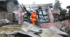 加茂市で納屋と車が全焼