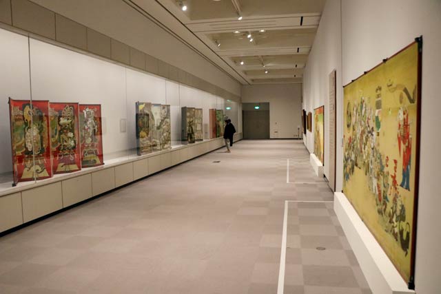 新潟県立近代美術館で開かれている「望郷の画家　橋本龍美展ー神も、庶民も、バケモノも」