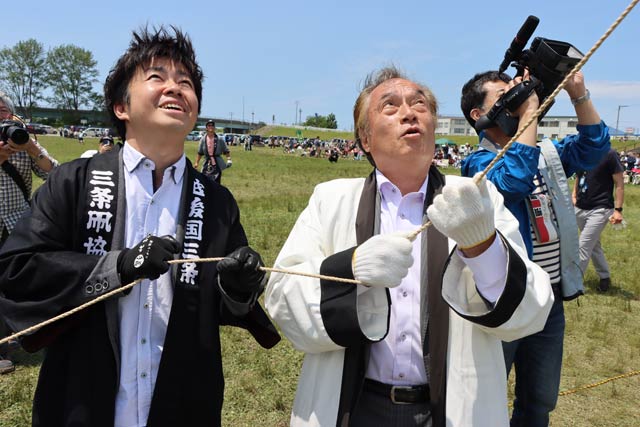 双葉だるまの六角巻凧を揚げる双葉町の伊澤町長と三条市の滝沢市長