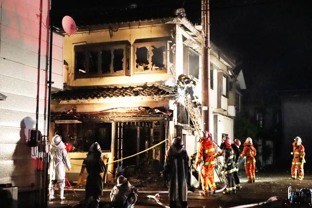 深夜に加茂市の市街地で住宅1棟が全焼