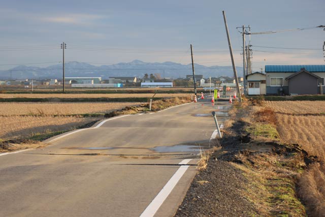 新潟市西蒲区巻の新潟県農業大学校付近の波打つ道路