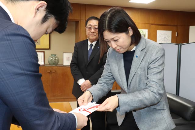 滝沢市長にAKIRA SEIKIとW&Nからの寄付を手渡すW&Nの坂内取締役