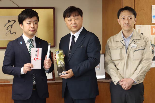 左から滝沢市長、荻根沢代表取締役、荻根沢成形課長