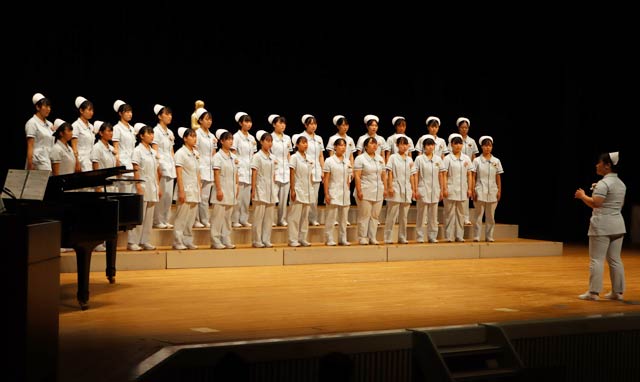 「空に笑えば」を合唱