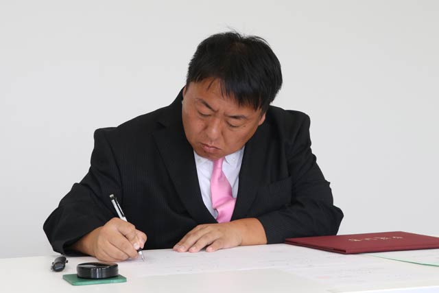 ���I�؏��̎�̏؂ɏ����A��󂷂�