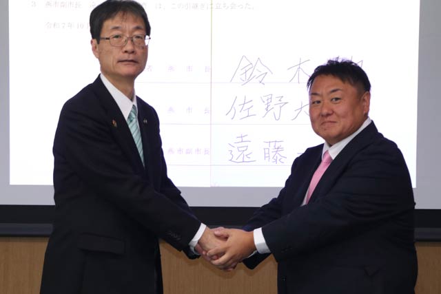 15NԂ̉s̎p͏߂Ă̓dq