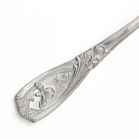 ピカチュウがひょっこりのぞく姿が彫刻