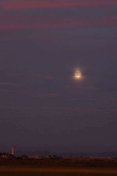 夕焼け空に昇る満月
