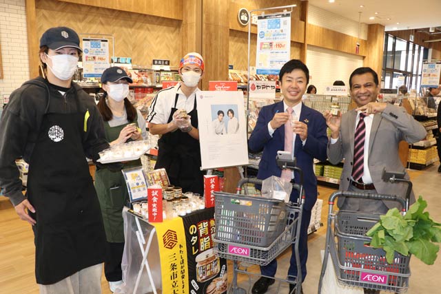 三条市立大学が民間企業と開発した「燕三条背脂のタレ」の試食販売