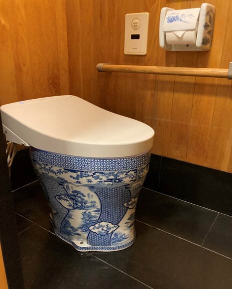 男性トイレの小便器