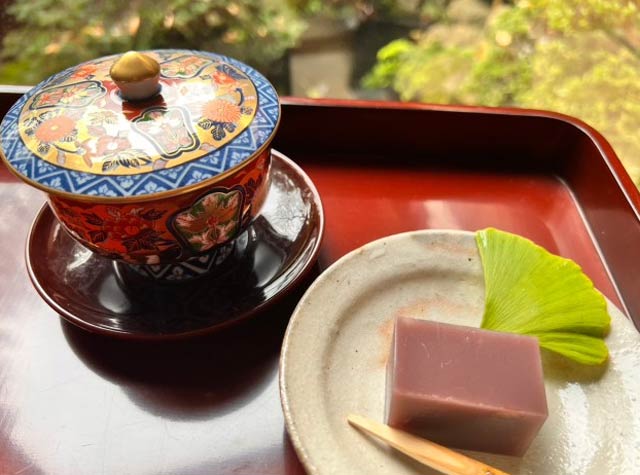 お菓子とお茶付き有田焼トイレ見学(菓子は日によって異なる)