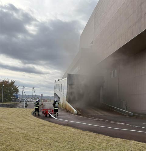 煙が噴き出す車両入り口