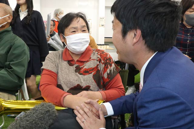 高橋選手の祖母、ひとみさんと握手する滝沢市長