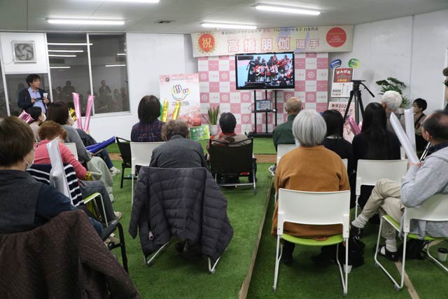 数十人が来場してパブリックビューイング