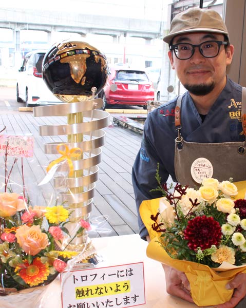 �X���ɗD���g���t�B�[��W��