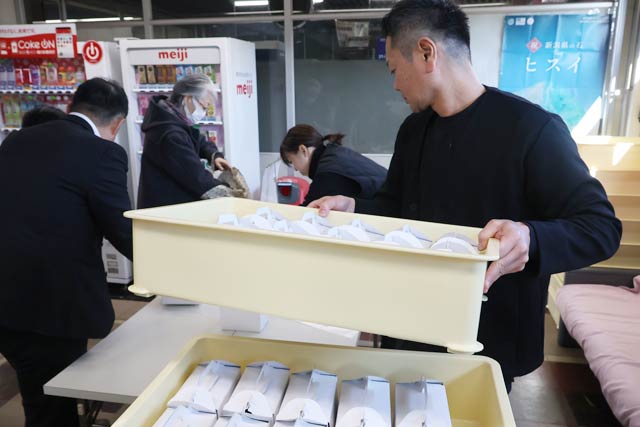 �O���s������񒡎ɂŔ̔�