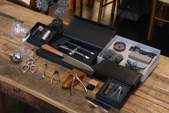 「福 FUKU BOX 拾万円」SUWADAつめ切りマスターピースコレクションボコーテ、つめ切り用コードバンケース、SUWADA つめ切りプチ革ケース付きセット、つめヤスリ、つめきりお手入れ用ブラシ、ステーキナイフ&フォークセット、シェイクミルセット、BOTTLE OPENER (サテン)、キッチンシザース クラシック、骨抜きトング、キッチンナイフ 三徳、SUWADA ワイングラス、SUWADA器耀(中)、BONSAI KIT、TOOL BOX、SUWADA コンテナ BOX