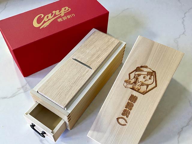 小柳産業が製作した広島東洋カープグッズのかつお節削り器「勝男武C」