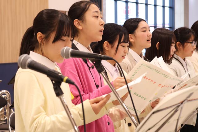 「ひめさゆり、凛として」の合唱を披露する三条東高校吹奏楽部