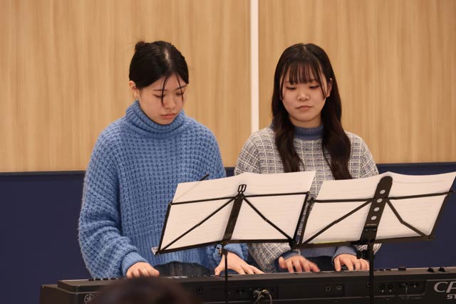 、採譜した医療事務科1年生の真島さんと山口さんのピアノ連弾