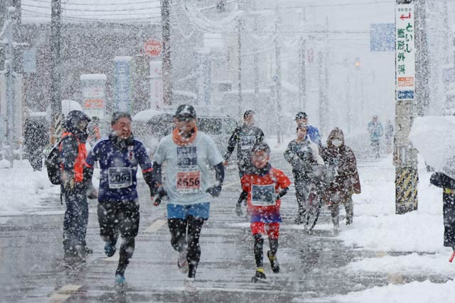 �җ�Ȑ�̒��𑖂�