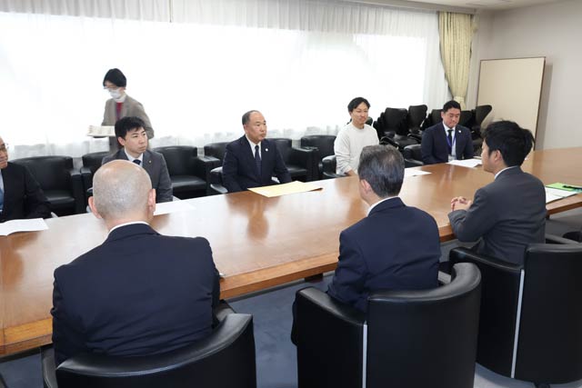 �O���s�X�|�[�c����ȂǎO���s�s���X�|�[�c�c�̂���ԏƖ������Ȃǋ��ߎO���s�ɐ���