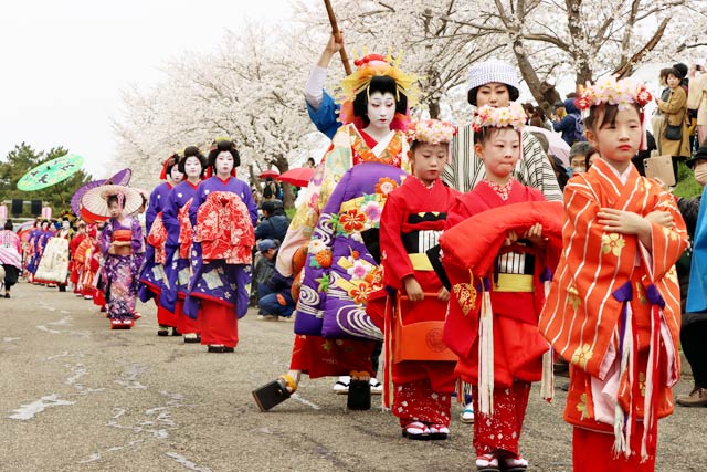 ����������񓹒��̂����������͂��ߏo���҂��W