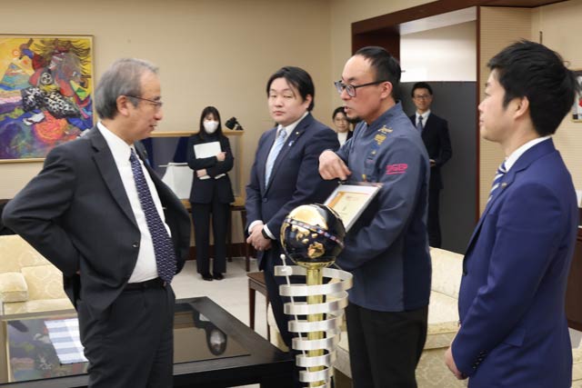 花角知事を訪問した佐久間さん