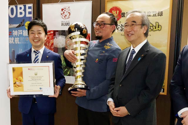 左から滝沢市長、佐久間さん、花角知事