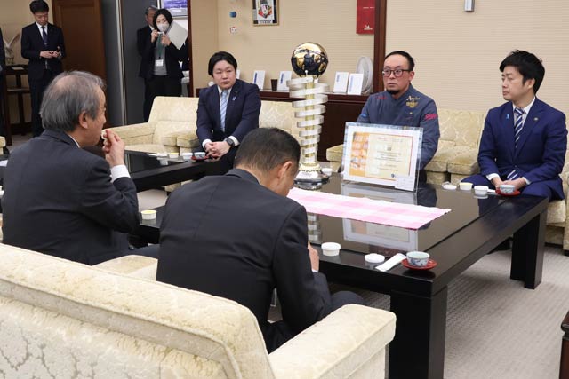 花角知事と寒暖する佐久間さん