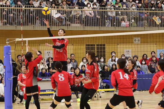 ネットから首の上が出る狩野舞子さんの高さ