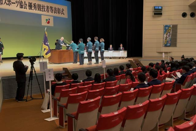 ���s�X�|�[�c����D�G���Z�ғ��\�����Ŏs���A�X���[�g��136�l��\��