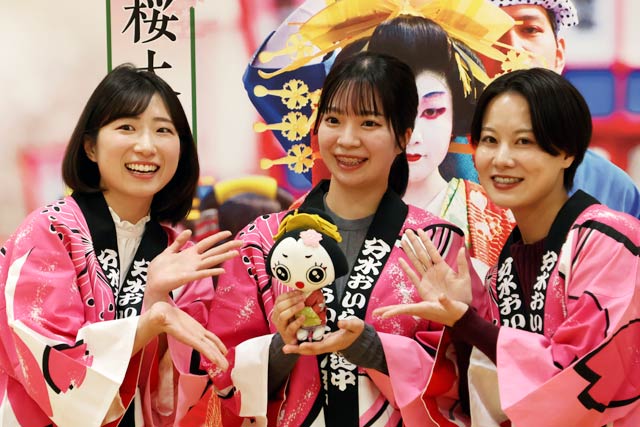 �΂ߍ��܂�̎��3�l�̂�������������@�����w�ւ̖����Ԃɂ�3�l�Ŋ��}��\��