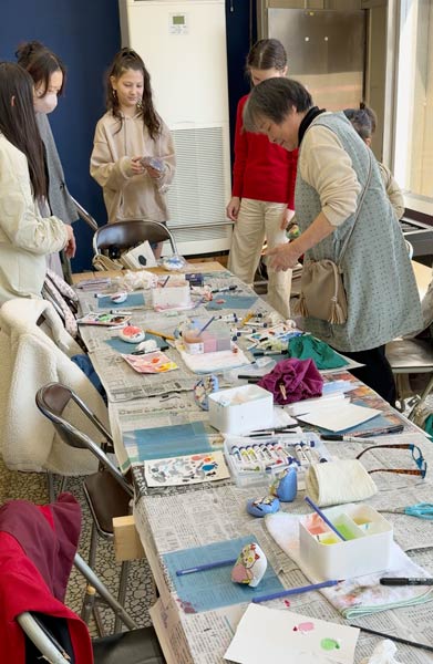 光の森学園 地域交流校舎で石に描くねこの絵付け体験