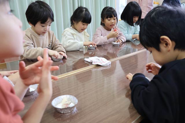 天神講菓子を食べる