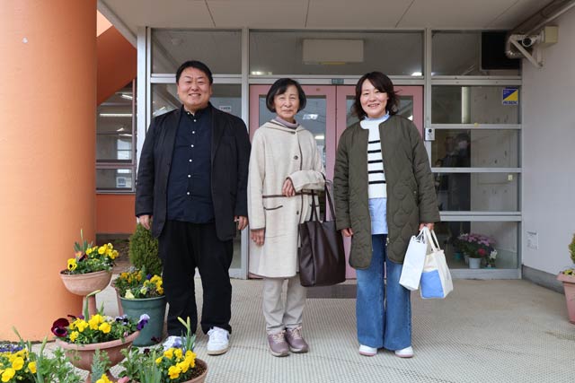 水道町保育園の玄関前で佐野市長と母と姉と