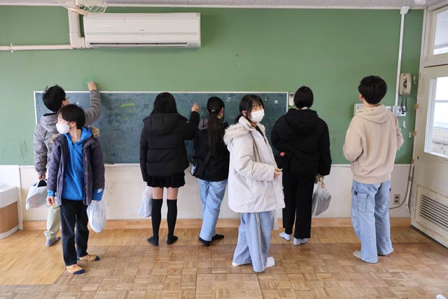 園舎への思いを黒板に書く子どもたち