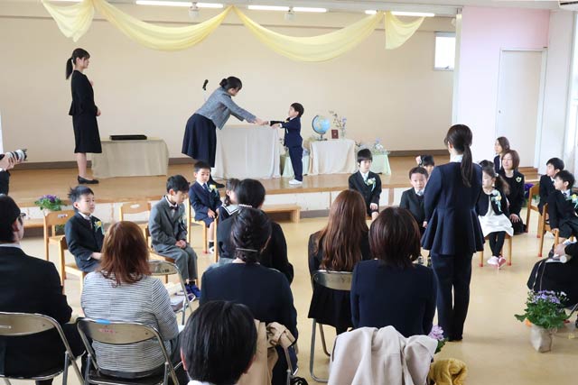 �������ۈ牀 �����ɂōŌ�̑������@13�l���v���o�̉��ɂɕʂ�@���E�Ɠꕶ�ɍL�����w�ы��ɏ��w�Z��